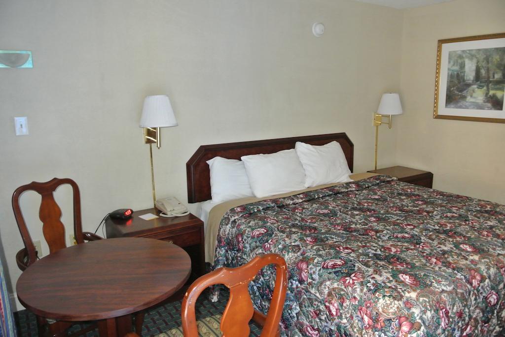 Rodeway Inn Norcross Room photo